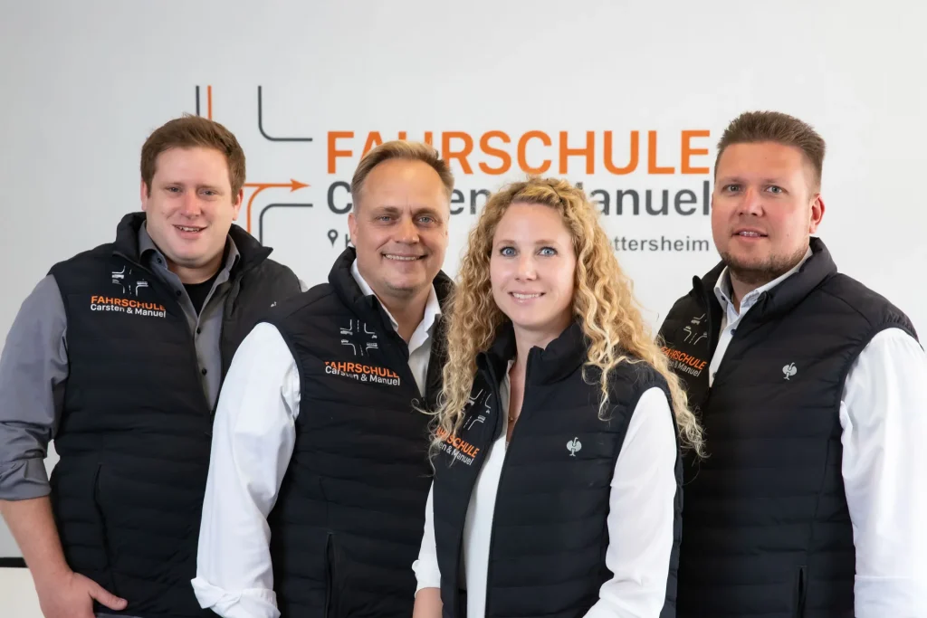 Teamfoto Fahrschule Fahrwerk: Von links: Moritz Rübsamen, Carsten Zschäpe, Jenny Zschäpe, Manuel Preikschat